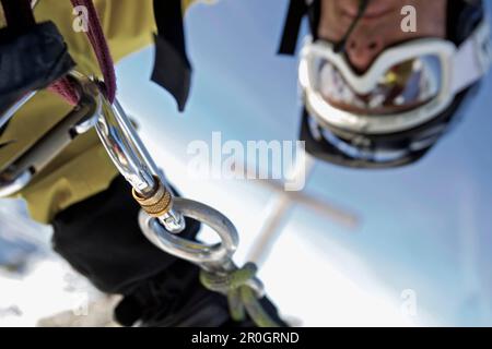 Snowboarder rappeling, vertice di croce in background, Oberjoch Bad Hindelang, Baviera, Germania Foto Stock