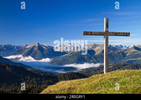 Vista dalla croce sommitale vicino al rifugio Blauberg sulla valle d'Achental, Alpi, Austria, Europa Foto Stock