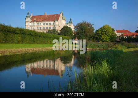 La riflessione del castello rinascimentale in un canale, Guestrow, Mecklenburg svizzera, Mecklenburg Western-Pomerania, Germania, Europa Foto Stock