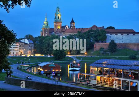 Il palazzo reale Wawel e il fiume Wista in serata, Cracovia, Polonia, Europa Foto Stock