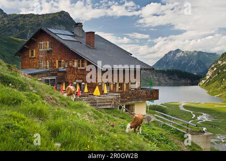 Rifugio Tappenkarsee sotto il cielo nuvoloso, Radstaedter Tauern, Lago Tappenkarsee, Salisburgo, Austria, Europa Foto Stock