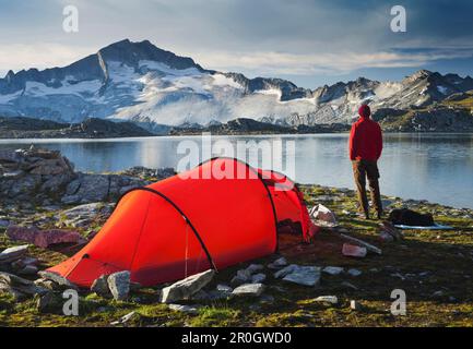 Persona con tenda di fronte al lago Schwarzhornsee e Hochalmspitze, Hohe Tauern National Park, Carinzia, Austria, Europa Foto Stock