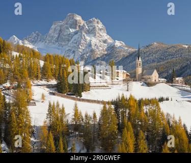 Chiesa al villaggio Selva di Cadore in inverno, Monte Pelmo, Veneto, Italia, Europa Foto Stock