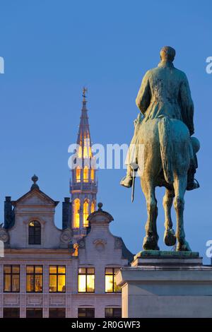 Monumento equestre e campanile illuminato in serata, Statua du roi Albert, Place de l'Albertine, Bruxelles, Belgio, Europa Foto Stock