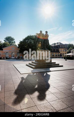 Monumento a Goethe e Schiller, Theaterplatz, Museo Bauhaus, Weimar, Turingia, Germania Foto Stock