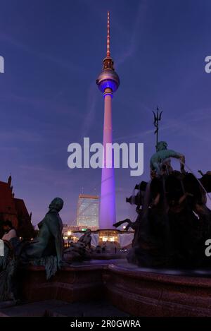 Fontana di Nettuno, Torre della Televisione, Alexanderplatz, centro di Berlino, Berlino, Germania Foto Stock