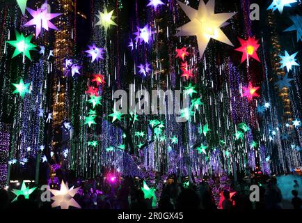 Spettacolo di luci natalizie a Ayala Triangle, Makati, Manila, Luzon Island, Filippine Foto Stock