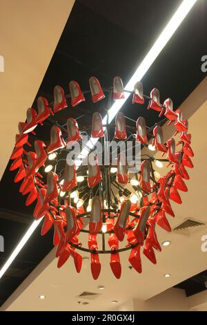 Lampadario a tacco alto, Landmark Shopping Mall, Makati City, Manila, Luzon Island, Filippine Foto Stock