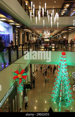 Christmas Tree, Greenbelt 5 Shopping Mall a Makati City, Manila, Luzon Island, Filippine Foto Stock