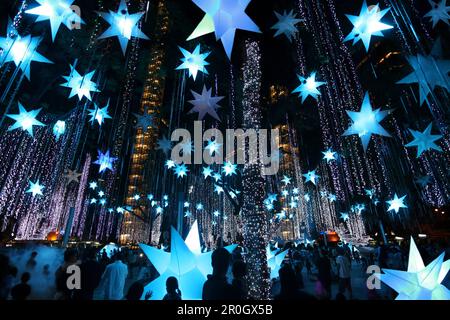 Spettacolo di luci natalizie a Ayala Triangle, Makati, Manila, Luzon Island, Filippine, Asia Foto Stock