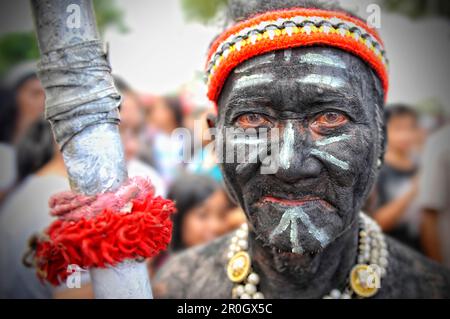 Uomo che tiene una lancia al festival ATI Atihan, Kalibo, Aklan, Panay Island, Visayas, Filippine Foto Stock