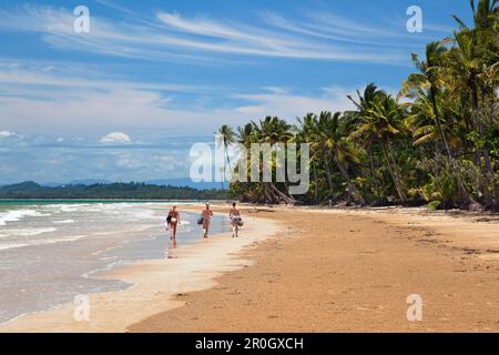 La gente sulla spiaggia di missione vicino a Innisfail, Queensland, Australia Foto Stock