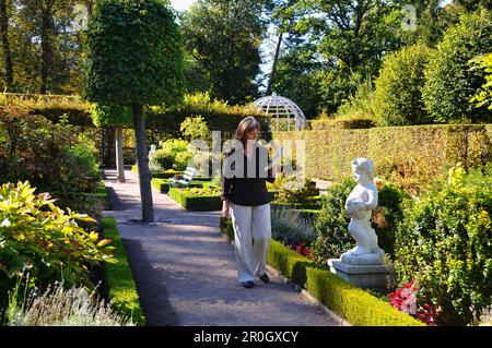 Turista nel giardino russo, Castello Belvedere vicino Weimar, Turingia, Germania Foto Stock