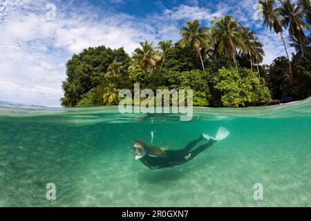 Lo snorkeling nella laguna di Ahe Island, Cenderawasih Bay, Papua occidentale, in Indonesia Foto Stock