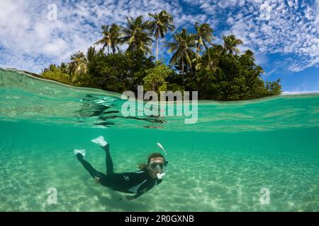 Snorkeling nella laguna di AHE Island, Cenderawasih Bay, Papua Occidentale, Papua Nuova Guinea, Nuova Guinea, Oceania Foto Stock