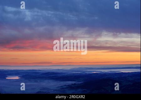 prealpi con lago Simssee e lago Chiemsee in nebbia mattutina, vista da Lacherspitz, Wendelstein, alpi Bavaresi, alta Baviera, Baviera, Germania, Foto Stock