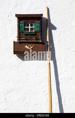 In stile bavarese, la cassetta delle lettere è stata progettata con cura su un muro di casa, Mittenwald, Baviera, Germania Foto Stock