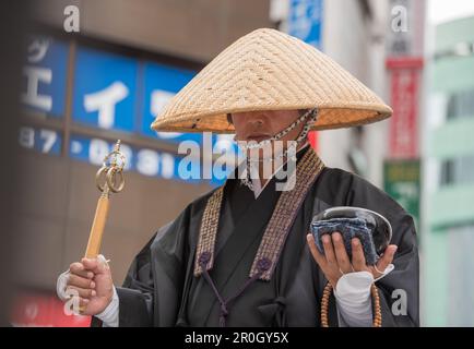 Monaco buddista, che indossa il tengai, il cappello di paglia Kasa, che oblitera l'ego. Foto Stock