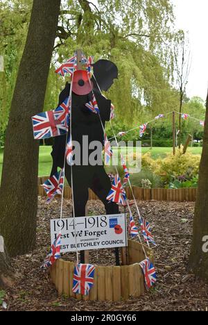Una figura 'Lest We Forget' decorata con conigli per l'incoronazione di re Carlo III Foto Stock