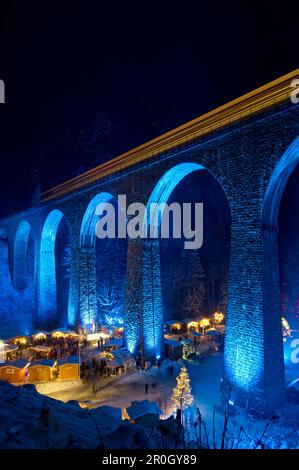 Mercatino di Natale nella gola di Ravenna, ponte di Ravenna sullo sfondo, nei pressi di Hinterzarten, Foresta Nera, Baden-Württemberg, Germania Foto Stock