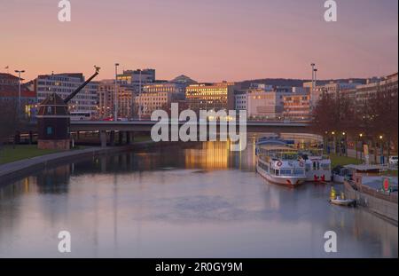 Vista sul fiume Saar con le navi alla gru Saarkran e il ponte Wilhelm-Heinrich-Bruecke, Neu Saarbruecken, Saarland, Germania, Europa Foto Stock