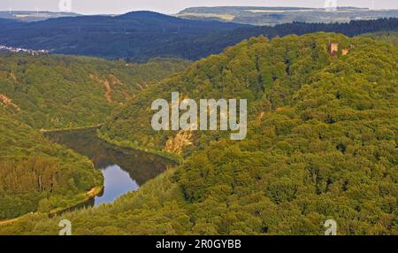 Curva a cavallo del fiume Saar e Monclair castello in serata, Mettlach, Saarland, Germania, Europa Foto Stock