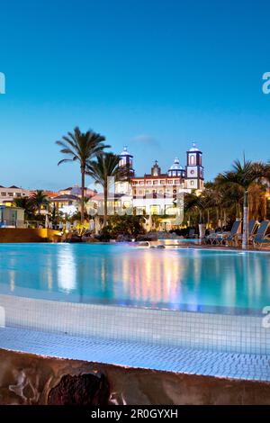 Un hotel con piscina la sera, Meloneras, Maspalomas, Gran Canaria, Isole Canarie, Spagna, Europa Foto Stock