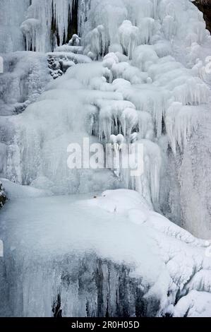 Cascata congelata vicino a Hinterzarten, Foresta Nera, Baden-Wurttemberg, Germania Foto Stock