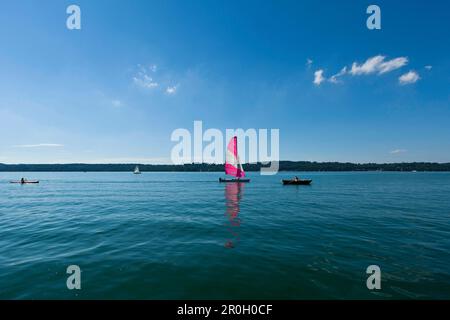 Catamarano, kayak e barca a remi sul lago Starnberg, alta Baviera, Germania, Europa Foto Stock