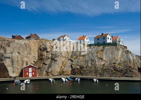 Case sulle rocce sopra il porto di Smogen, Smogen, Bohuslan, Vastra Gotalands lan, Svezia, Europa Foto Stock