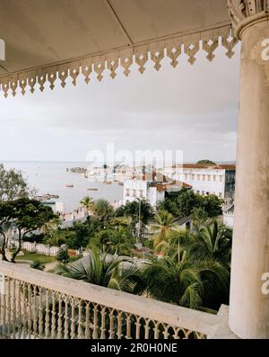 House of Wonder (Museo Nazionale), vista sulla zona del porto, Stone Town, Zanzibar, Tanzania, Africa orientale Foto Stock