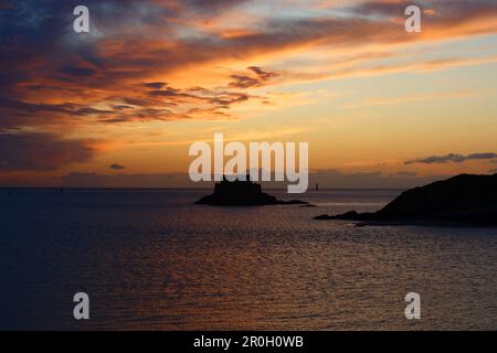 Bellezza tramonto vista dalla spiaggia di Saint Malo. Piscina naturale a Saint-Malo in Bretagna . Francia. Foto Stock