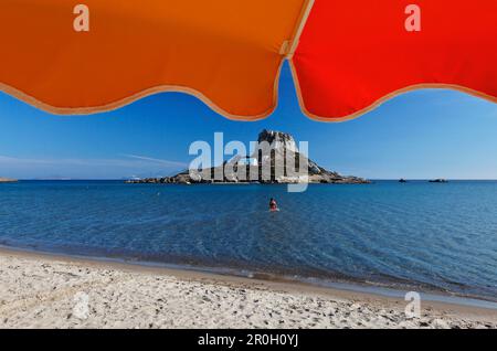 Agios Stefanos, Vista dalla spiaggia sulla penisola di Kefalos, Kos, Isole Dodecanesi, Grecia, Europa Foto Stock