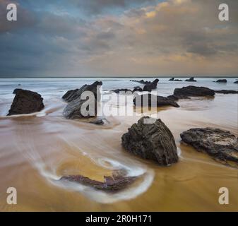 Rocce sulla spiaggia, Barrika, Golfo di Biscaglia, Asturias, Spagna Foto Stock