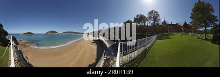 Vista della spiaggia e del palazzo reale Palacio de Miramar, Playa de la Concha, Isla de Santa Clara, Bahia de la Concha, Baia di la Concha, San Sebastia Foto Stock