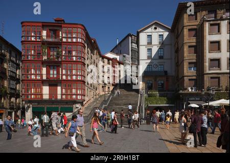 Persone a Plaza de Miguel de Unamuno nel centro storico, Bilbao, Provincia di Biskaia, Paesi Baschi, Euskadi, Spagna settentrionale, Spagna, Europa Foto Stock