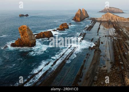 Formazioni rocciose lungo la costa di Arnia, Los Pielagos, Camino de la Costa, Camino del Norte, percorso costiero, Via San James, Camino de Santiago, Pil Foto Stock