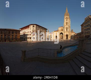 Palacio de Valdecarzana-Heredia, palazzo, 17th ° e 18th ° secolo, Catedral de San Salvador, cattedrale, gotico, Oviedo, Camino Primitivo, Camino de Santi Foto Stock