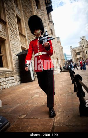 Guardia Coldstream Sentry pattugliando l'ingresso alla Jewel House, Torre di Londra, Londra, Inghilterra Foto Stock