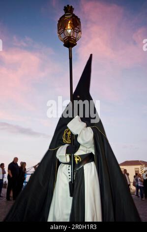 Persona mascherata alla processione di pasqua, Semana Santa, Puerto de la Cruz, Tenerife, Isole Canarie, Spagna, Europa Foto Stock