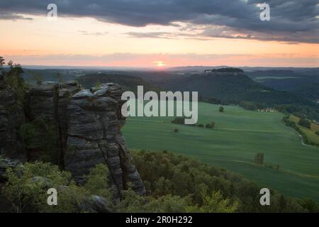 Vista dalla roccia di Pfaffenstein sul castello di Koenigstein al crepuscolo, Parco Nazionale Svizzera Sassonia, Monti in arenaria Elba, Sassonia, Germania, Europa Foto Stock