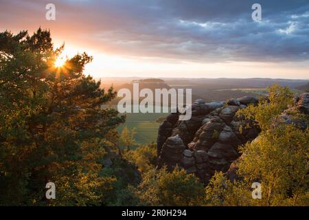 Vista dalla roccia di Pfaffenstein sul castello di Koenigstein al tramonto, Parco Nazionale della Svizzera Sassonia, montagne di arenaria dell'Elba, Sassonia, Germania, Europa Foto Stock