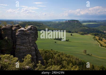 Vista dalla roccia di Pfaffenstein sul castello di Koenigstein, sul Parco Nazionale della Svizzera Sassone, sulle montagne di arenaria dell'Elba, sulla Sassonia, sulla Germania e sull'Europa Foto Stock