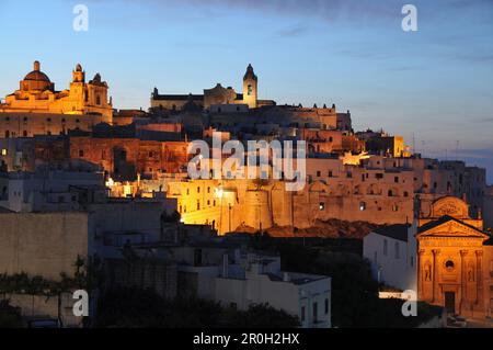 Centro storico di Ostuni alla luce della sera, Puglia, Italia Foto Stock