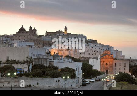 Città vecchia di Ostuni in serata, Puglia, Italia Foto Stock