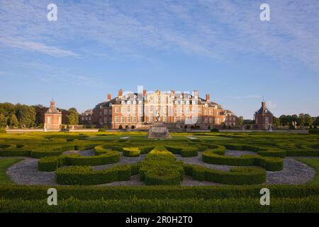 Giardino con sculture barocche sull'isola di Venere di fronte al castello ormeggiato Nordkirchen, Muensterland, Renania settentrionale-Vestfalia, Germania, Europa Foto Stock