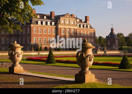 Giardino con sculture barocche all'isola di Venere alla luce della sera, Nordkirchen castello ormeggiato, Muensterland, Renania settentrionale-Vestfalia, Germania, Foto Stock