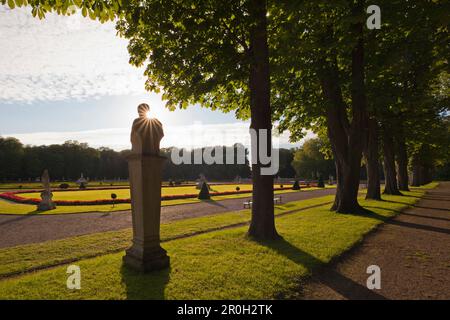 Vicolo con figure di antichi dèi e giardino con sculture barocche all'isola di Venere, Nordkirchen castello ormeggiato, Muensterland, Nord Reno-Wes Foto Stock