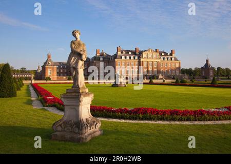 Giardino con sculture barocche sull'isola di Venere, castello ormeggiato Nordkirchen, Muensterland, Renania settentrionale-Vestfalia, Germania, Europa Foto Stock