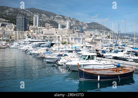 Barche attraccate al porto turistico di Port Hercule nel Principato di Monaco. Foto Stock